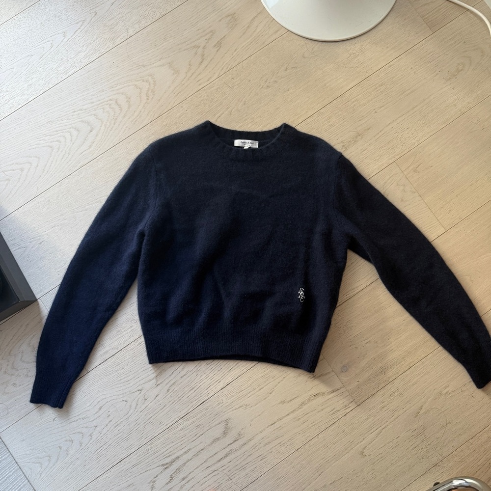 Sporty and rich navy cashmere sweater